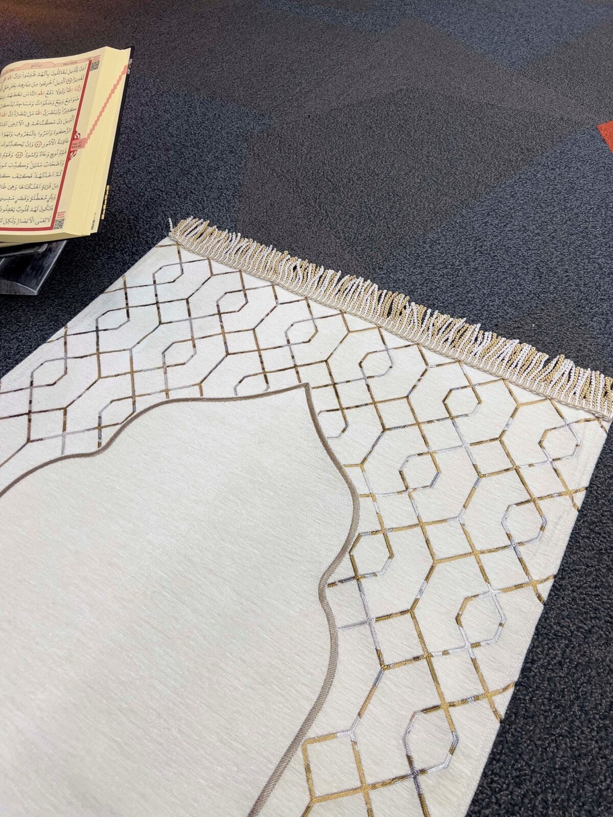 Şönil Kumaş Altın Nakış Seccade - Krem - Görsel 1