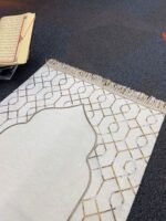 Şönil Kumaş Altın Nakış Seccade - Krem