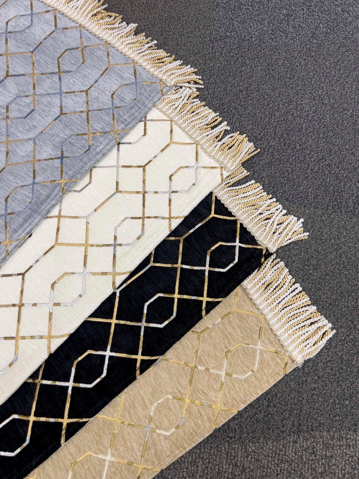 Şönil Kumaş Altın Nakış Seccade - Krem - Görsel 4