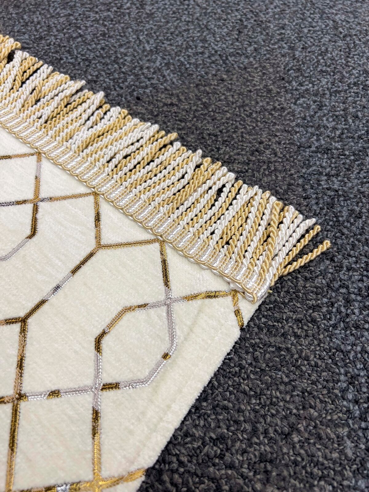 Şönil Kumaş Altın Nakış Seccade - Krem - Görsel 3