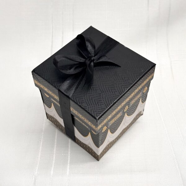 FİYONKLU KABE KUTUSU İÇİNDE SECCADE VE TESBİH SETİ