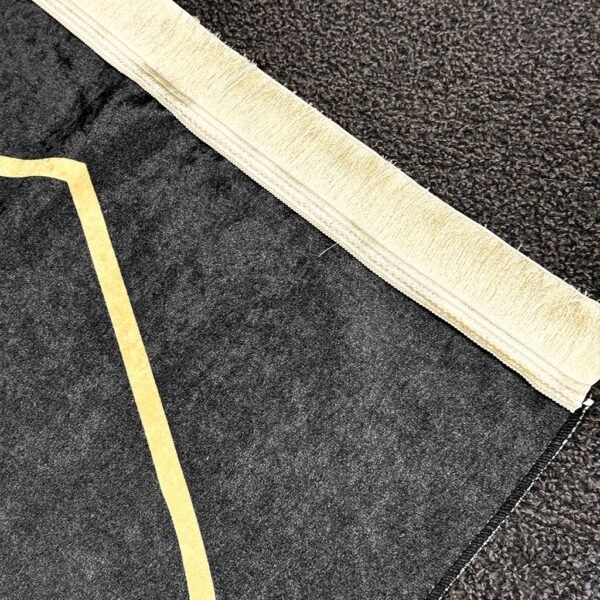 Siyah ve Beyaz Renk Kalpli Seccade